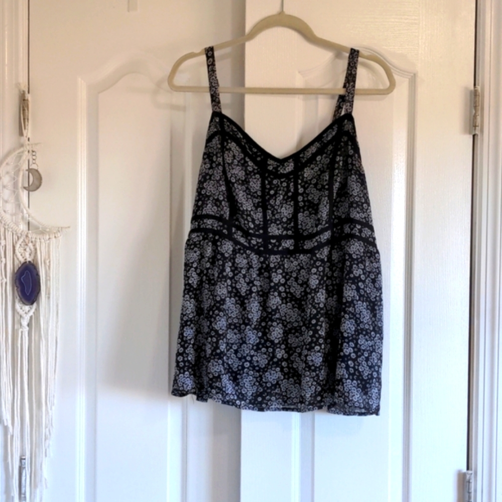 Torrid size 2 tank top black white floral with seams front smock back